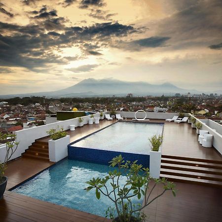 Ascent Hotel & Cafe Malang Exteriör bild
