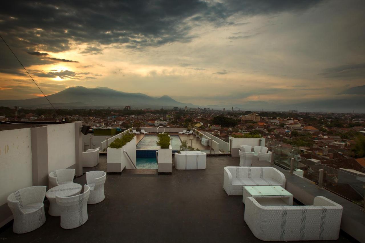 Ascent Hotel & Cafe Malang Exteriör bild