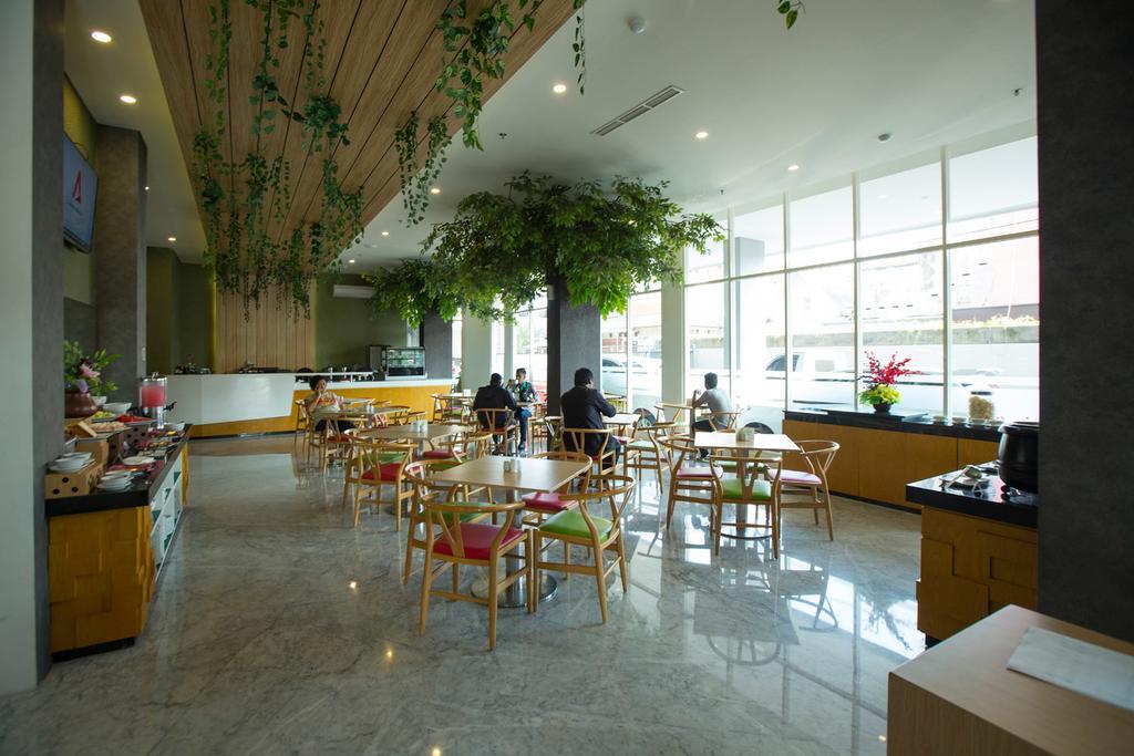 Ascent Hotel & Cafe Malang Exteriör bild