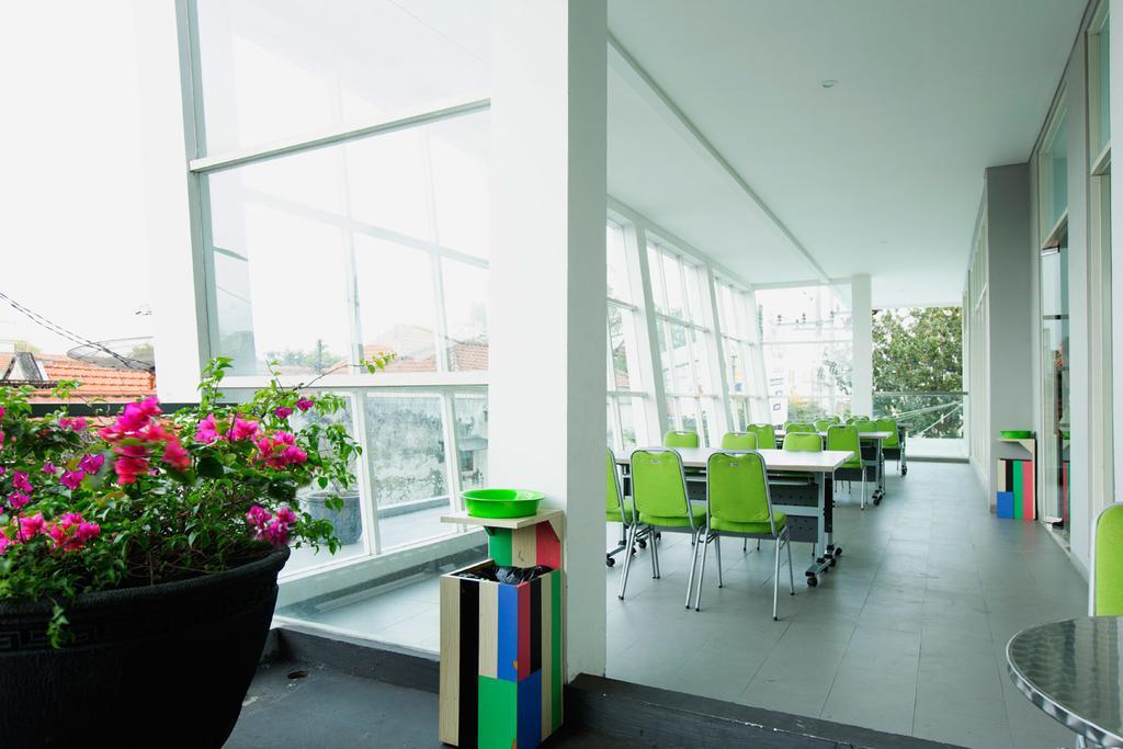 Ascent Hotel & Cafe Malang Exteriör bild