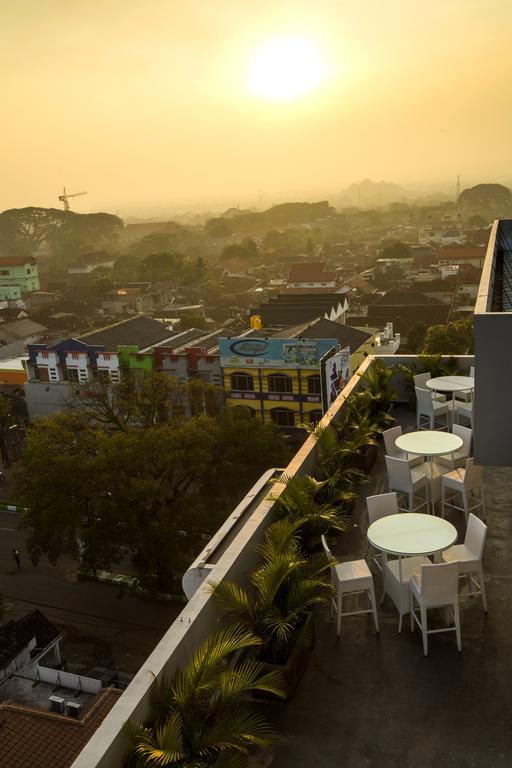 Ascent Hotel & Cafe Malang Exteriör bild