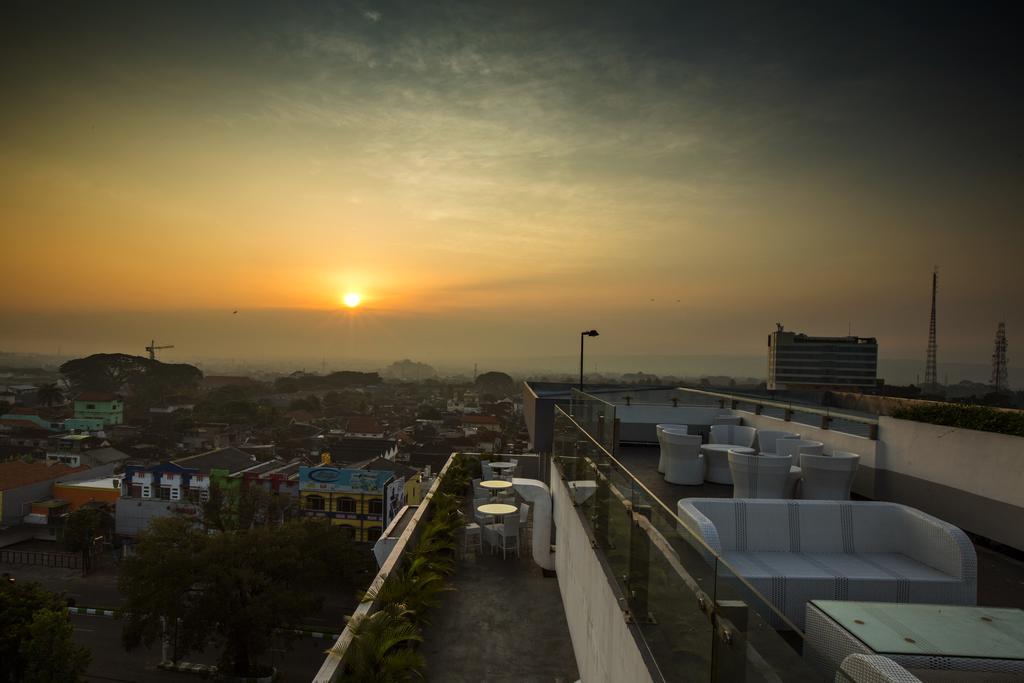 Ascent Hotel & Cafe Malang Exteriör bild