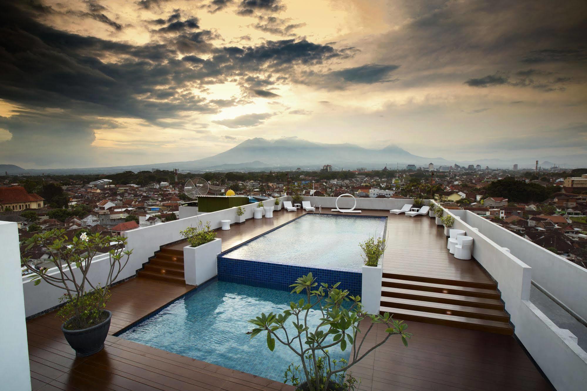 Ascent Hotel & Cafe Malang Exteriör bild
